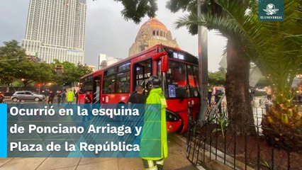 Unidad del Metrobús choca contra poste y deja 11 heridos