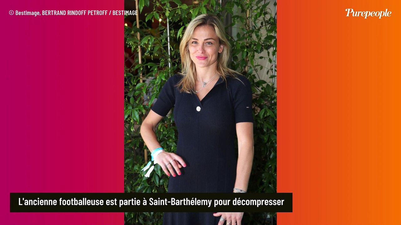 Laure Boulleau divine en bikini pour les vacances : l'ancienne joueuse porte une tenue qui provoque la colère de ses fans