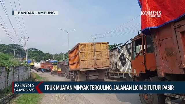 Truk Muatan Limbah Minyak Sawit Terguling, Jalanan Licin Ditutupi Pasir