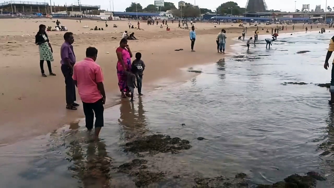 திருச்செந்தூரில் 100 அடி உள்வாங்கிய கடல்; குளம் போல் காட்சி அளிப்பதால் பக்தர்கள் ஏமாற்றம்