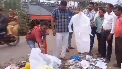 दमोह: सड़क पर सरकारी एक्सपायरी दवाएं मिलने से हड़कंप,अस्पताल प्रबंधन पर उठे सवाल