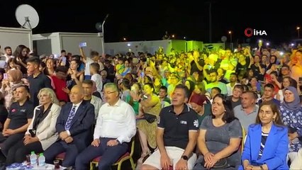 Yavuz Bingöl Osmaniye'de depremzedelere konser verdi