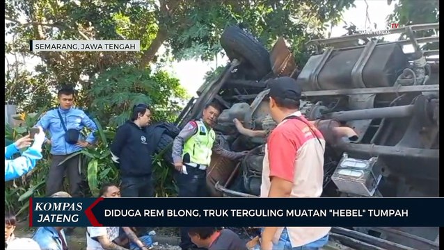Diduga Rem Blong, Truk Terguling Muatan Hebel Tumpah