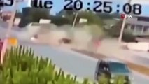 Genç sürücünün kullandığı otomobil, dönmeye çalışan tıra saplandı: Feci kaza güvenlik kamerasında