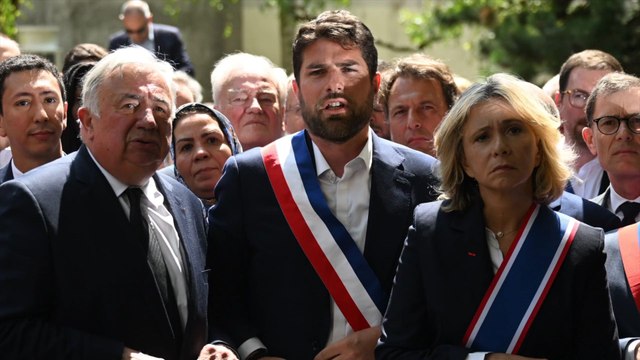 France: les élus réunis avec Vincent Jeanbrun, le maire de L'Haÿ-les-Roses visé par une attaque