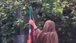 A hijab woman from Khyber Pakhtunkhwa also hoisted the PTI flag