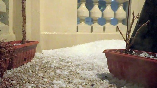 Milano, grandinata si abbatte sulla città: accumuli di ghiaccio per le strade