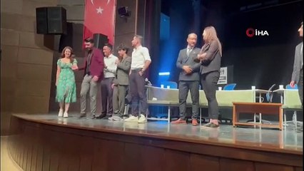 Tiyatro sahnesinde sürpriz evlilik teklifi