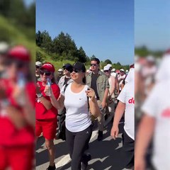 Tanju Özcan 'değişim' yürüyüşünde böyle dans etti: Güle oynaya geliyoruz