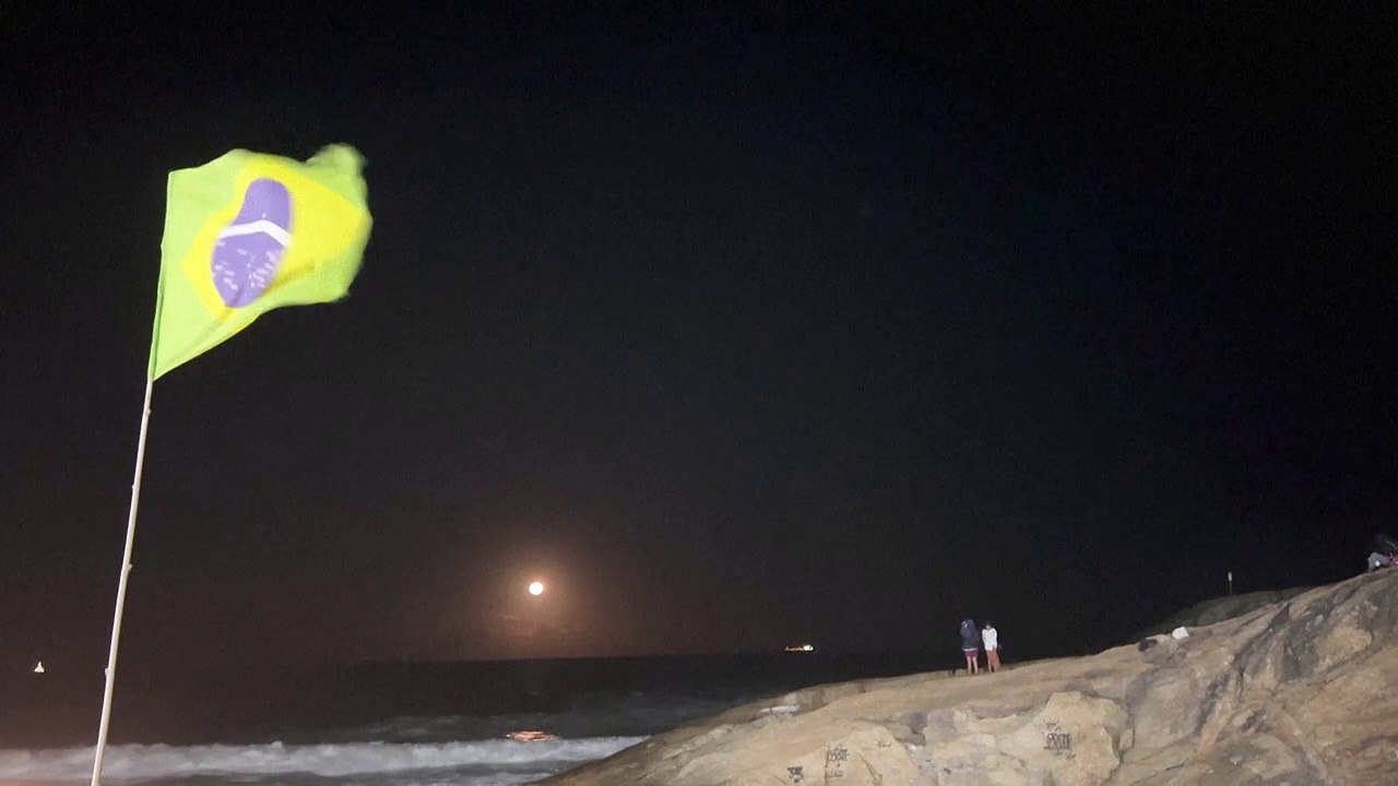 Superlua é admirada em Ipanema