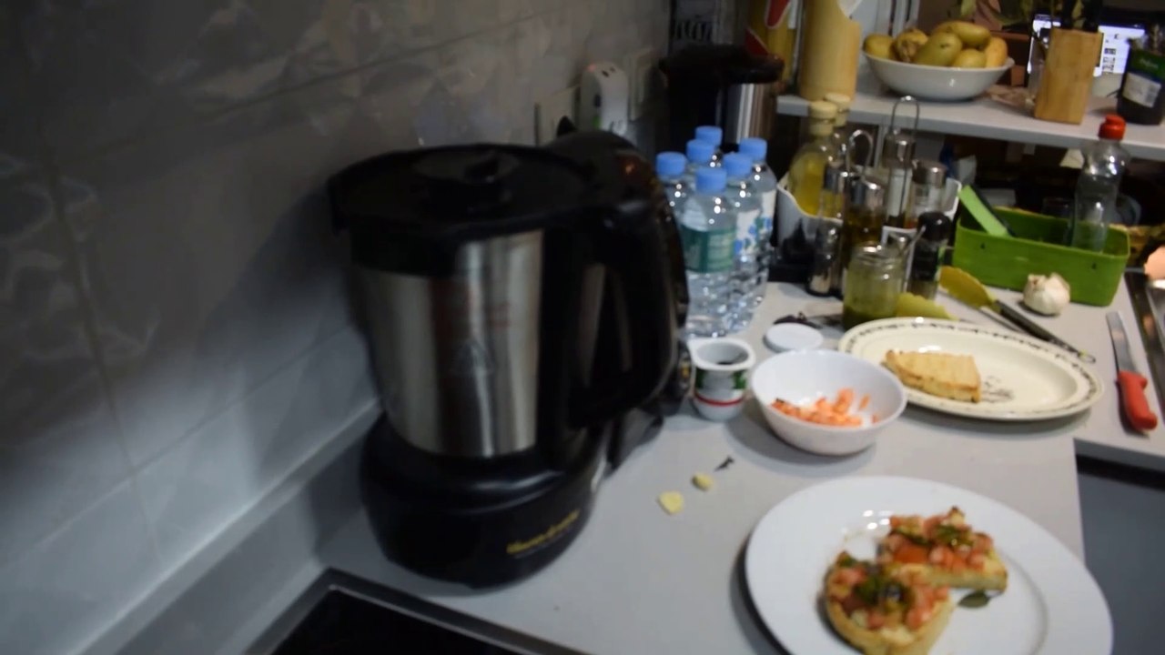 TOSTADA CON ACEITE DE ALBAHACA Y TOMATE