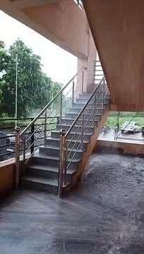 कहीं बारिश से गिर न जाए मिनी सचिवालय की सीढि़यां...देखें वीडियो