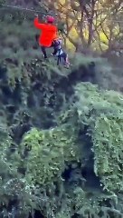Un enfant de 6 ans fait une terrible chute d'une tyrolienne à 12m de haut et s'en sort indemne (Vidéo) !
