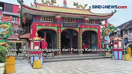 Penampakan Wanita Berkerudung Beribadah di Vihara Singkawang Hebohkan Medsos