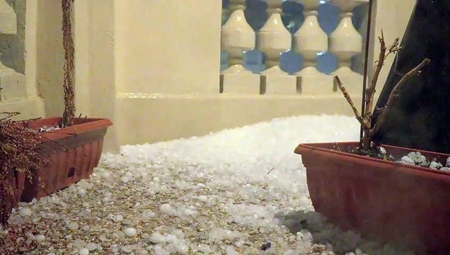 Milano, grandinata si abbatte sulla città: accumuli di ghiaccio per le strade