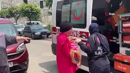 Le bébé est tombé dans la cage d'escalier du 4e étage et a été grièvement blessé