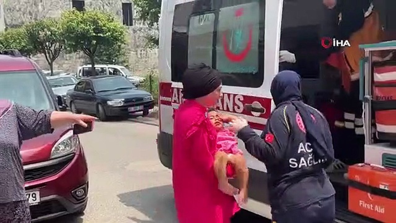 Le bébé est tombé dans la cage d'escalier du 4e étage et a été grièvement blessé