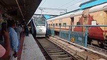 Vande Bharat Express: पटरी पर दौड़ी वंदे भारत एक्सप्रेस