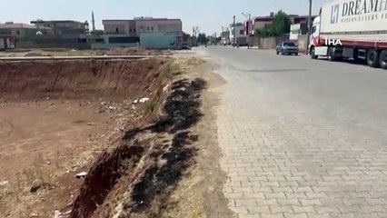 Accident intéressant à Şanlıurfa devant la caméra： Voici comment le véhicule est tombé dans la fosse de construction