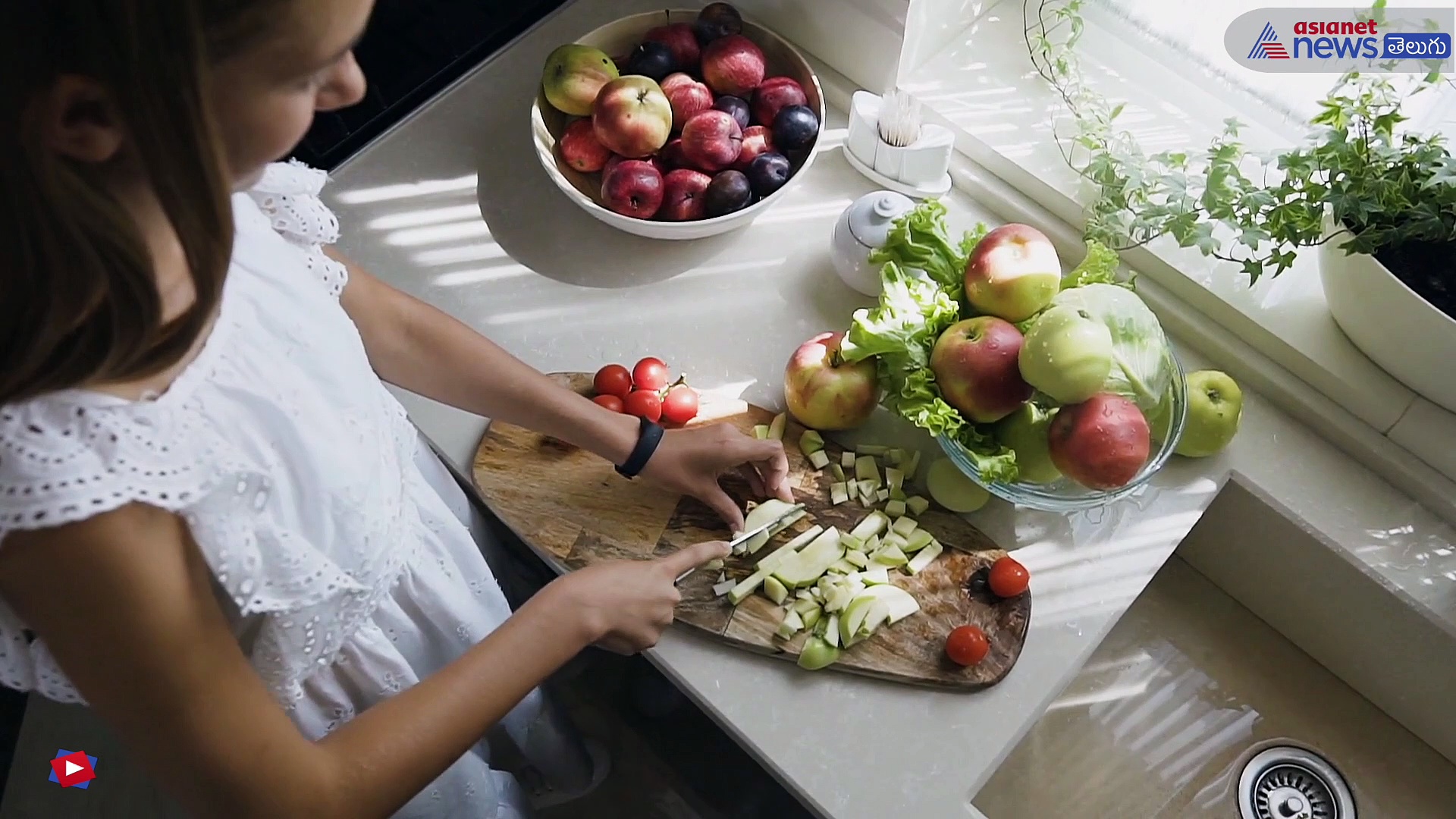తలలో తీవ్రమైన చుండ్రు సమస్యతో బాధపడుతున్నారా...ఈ సింపుల్ చిట్కాలతో ఈజీ గా వదిలించుకోవచ్చు...