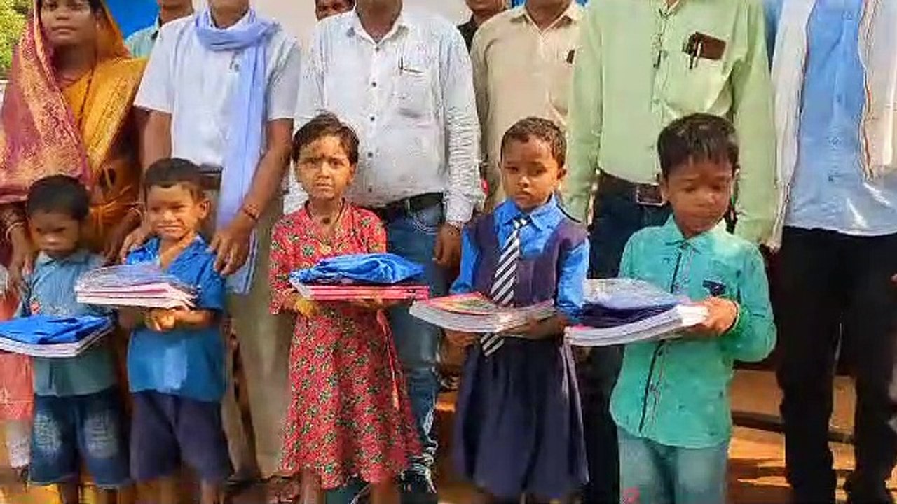 विद्यार्थियों को पुस्तकें-ड्रेस का वितरित कर मन...