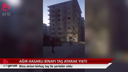 Malatya'da bir kişi, ağır hasar gören binayı taş atarak yıktı