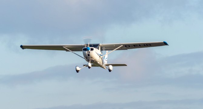 Bayern: Flugzeug des Typs Cessna stürzt auf Hauptstraße ab