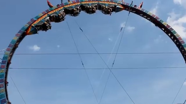 Trois heures la tête en bas à 30 m de haut : les passagers de ce manège en panne aux États-Unis ont vécu un enfer