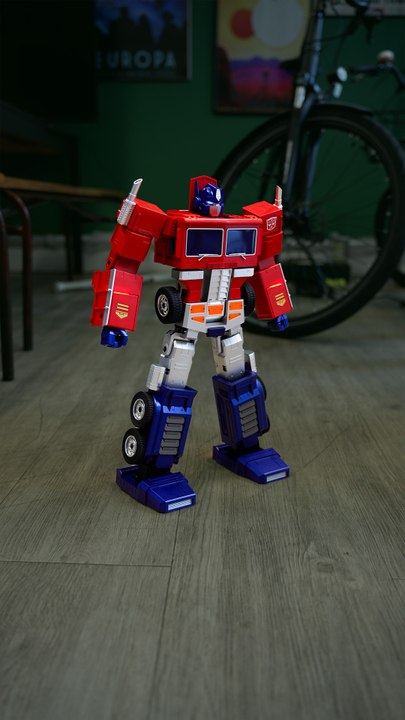 On fait un concours de pompes contre le robot Optimus Prime de Robosen (ça tourne pas si mal)