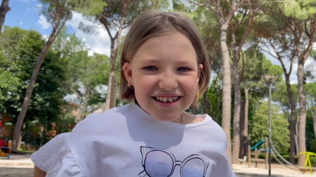 Il dono di Zlata, taglia e vende i suoi capelli per i militari ucraini