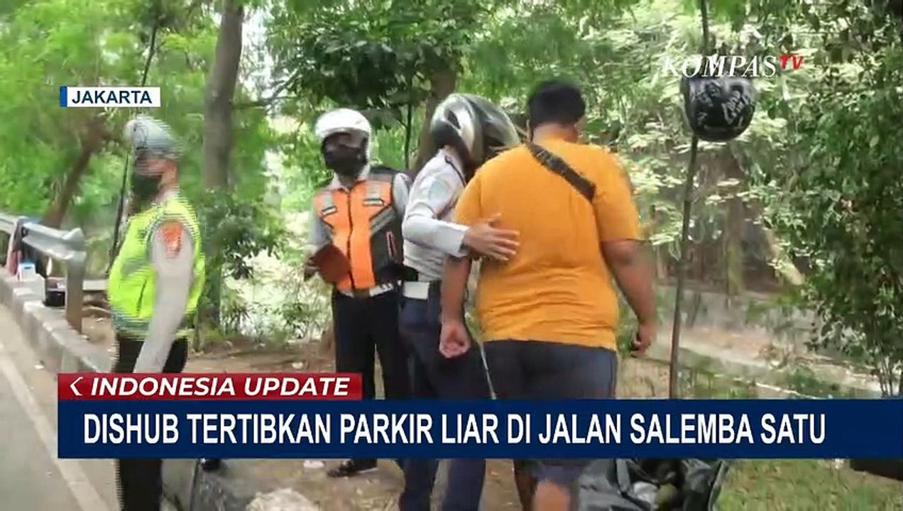 Parkir Liar Ganggu Laju Mobil Ambulans di Jl Salemba I, Petugas Angkut Sepeda Motor