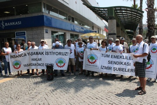 İzmir'de Emekliler, TÜİK enflasyon verilerini protesto etti