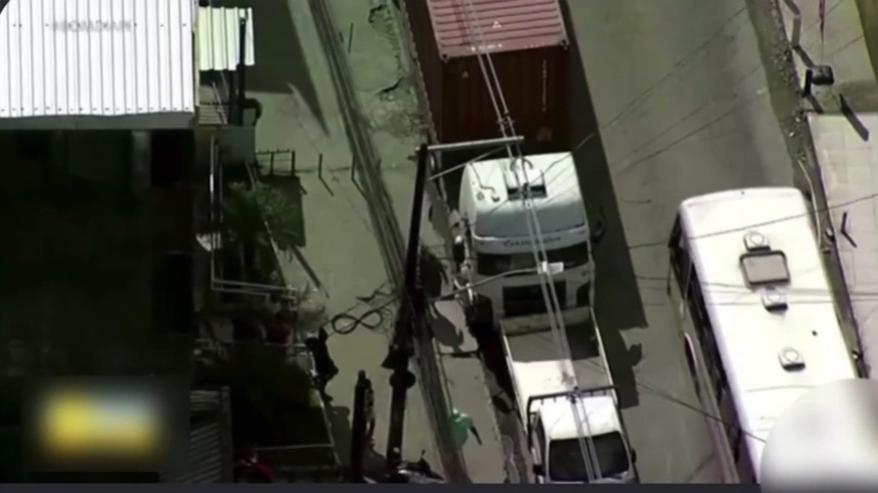 Assaltantes tentam roubar carro em oficina, não encontram chave e fogem com bolsa