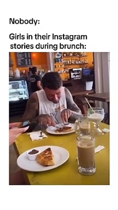 Girls in their Instagram stories during brunch