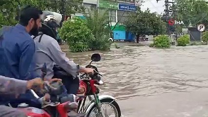 Pakistan'ı sel ve fırtına vurdu: 10 ölü