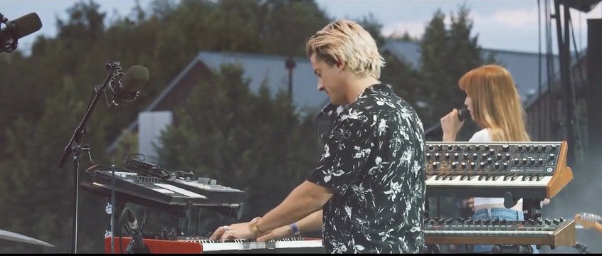 London Grammar chante Wasting My Young Years à Rock en Seine