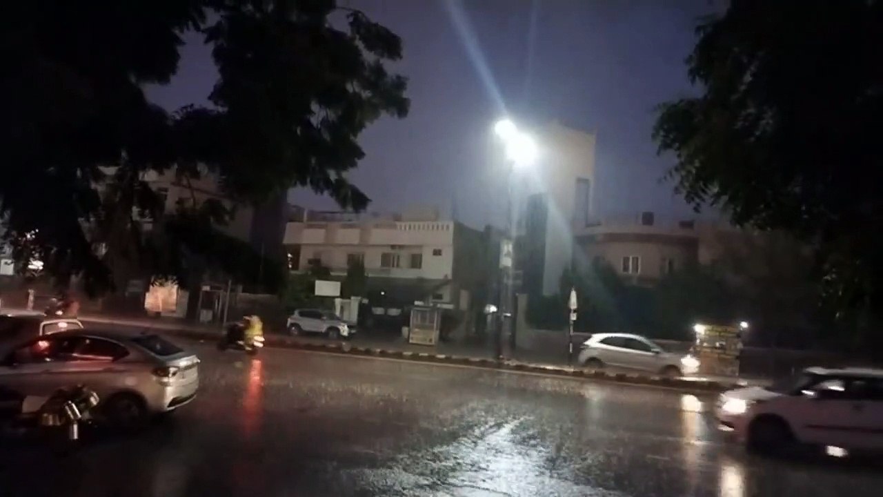 Rain in Ajmer: भिगोया तेज बरसात ने, सड़कों पर ब...