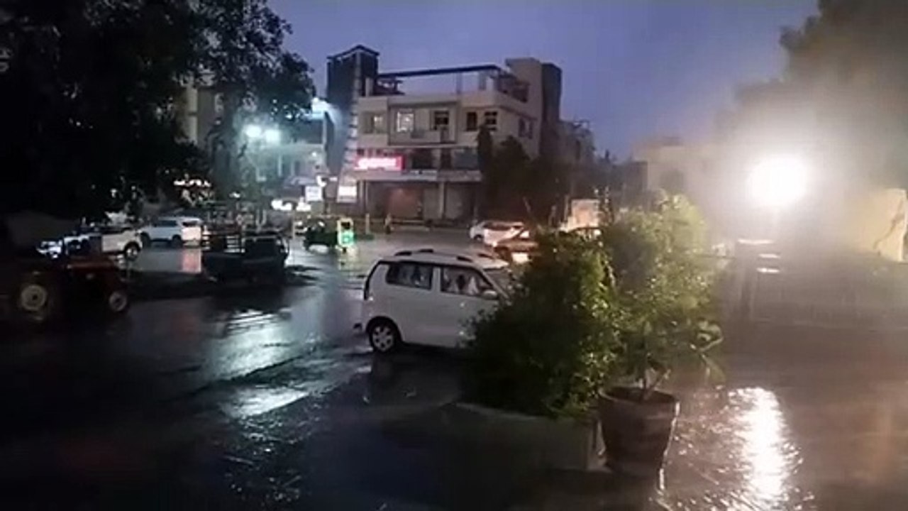 Rain in Ajmer: भिगोया तेज बरसात ने, सड़कों पर ब...