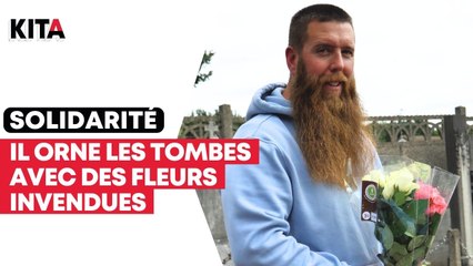 Il orne les tombes avec des fleurs invendues