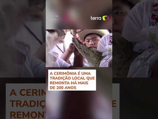 Prefeito se casa com jacaré no México para trazer sorte