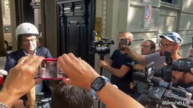 Il notaio del testamento di Berlusconi se ne va via in moto