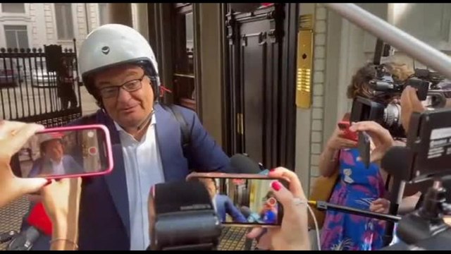 Il notaio del testamento di Berlusconi se ne va via in moto