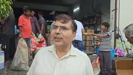 डिस्काउण्ट की आड़ में बेच रहा था अव​धि पार सामग्री