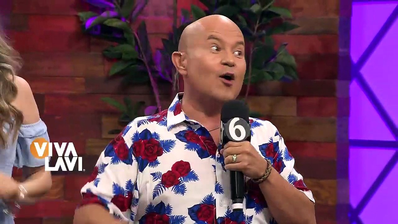 Carín León es sorprendió por fan vestida de novia