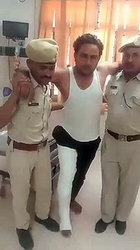 पुलिस को देख भागा इनामी हिस्ट्रीशीटर, गढ्ढों में गिरा तो पांव टूटा