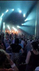 Ambiance de folie à l'opéra, sur scène et dans la salle, à l'issue de "G.R.O.O.V.E.", premier spectacle du festival