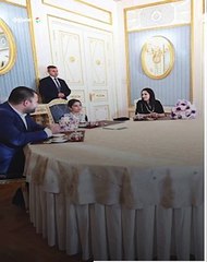 من هي الطفلة المسلمة التي جلست على كرسي بوتين؟