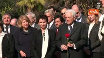 Mattarella depone una rosa rossa al Monumento di Lumi Videla