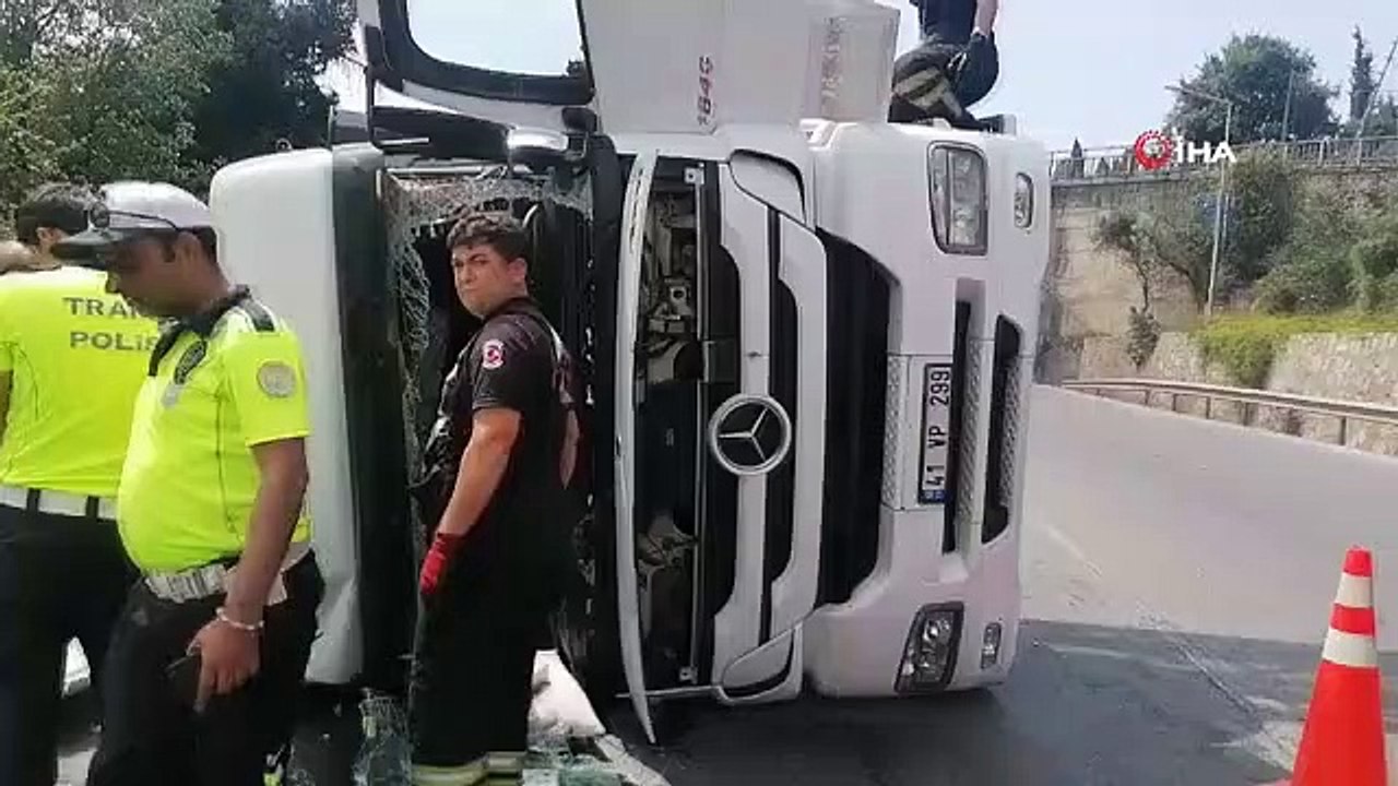 Le camion qui n'a pas pu prendre le virage s'est renversé： Le conducteur, qui était coincé dans le véhicule, a survécu à l'accident avec des blessures mineures.