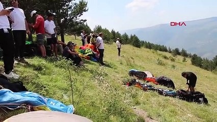 La compétition de parapente à Çankırı a été le théâtre d'images colorées